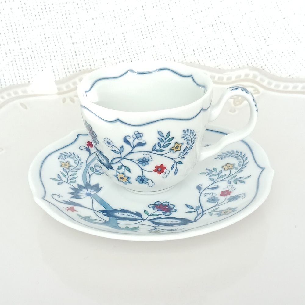 Vintage Avon European Tradition Mini Cup & Saucer Collection 'The Netherlands'